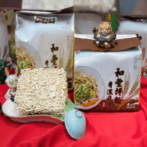 和豐拌麵-麻醬於彰化溪州鄉在地傳統手工製麵廠所生產，祖傳三代傳承60年，純手工的堅持! 天然日曬 、成分單純、純素、多樣化選擇；可配合客製包裝。